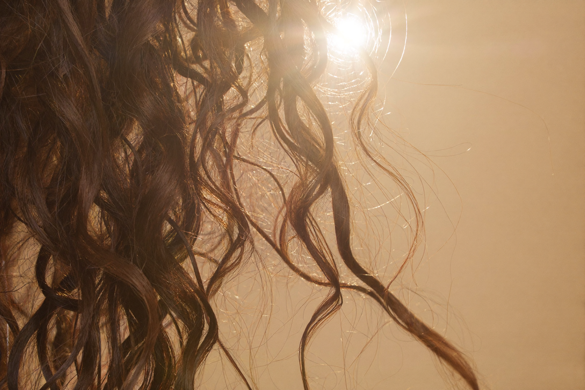 Sonnenschutz für Locken: 3 Fakten, 2 Stimmen, 1 Frage