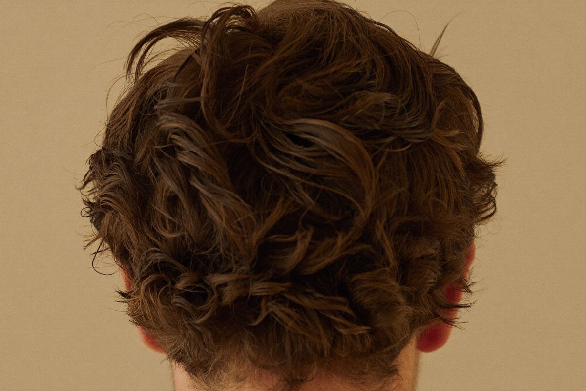 Wellige Haare bei Männern: 3 Fakten, 2 Stimmen, 1 Frage